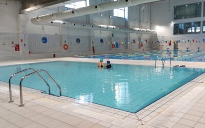 Mejorar el equilibrio y la movilidad, dos de los beneficios que aporta la terapia acuática neurológica